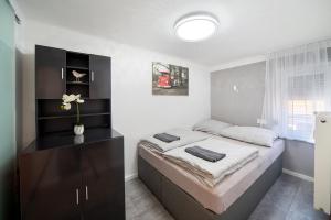 Posteľ alebo postele v izbe v ubytovaní Centroom Pécs Apartman