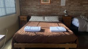 1 dormitorio con 1 cama con 2 toallas en Monoambiente Luminoso y Tranquilo en Mendoza