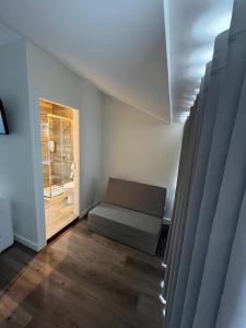 uma sala de estar com um sofá e uma casa de banho em Junqueira76 Guesthouse na Póvoa do Varzim