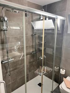 Et badeværelse på Apartamento Coral Bay by Vacanzy Collection