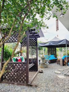 um gazebo com uma árvore e uma tenda em Hostel Lumaria 1 em Blumenau