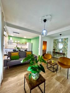 阿里納斯聖佩德羅的住宿－SolGredos，客厅配有沙发和桌子