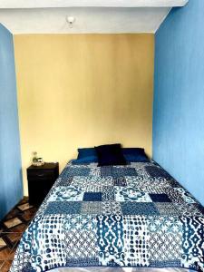 Giường trong phòng chung tại Nicolas House #2 with Lake Atitlán View