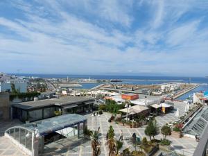 une vue aérienne d'une ville avec un port dans l'établissement Appartement al aamira, à Tanger