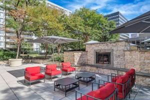 eine Terrasse mit roten Stühlen, Tischen und einem Kamin in der Unterkunft Awesome 2 BR Condo @Crystal City With Gym in Arlington