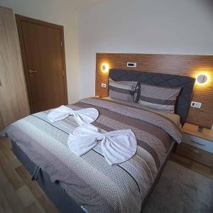 コラシンにあるVila Jasminaのベッドルーム(弓を付けたベッド付)