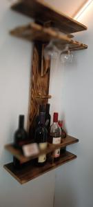 コラシンにあるVila Jasminaの壁にワインのボトル入り棚