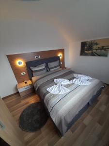 コラシンにあるVila Jasminaのベッドルーム1室(大型ベッド1台、枕2つ付) +75枚の写真