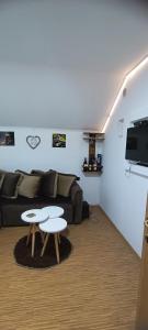 コラシンにあるVila Jasminaのソファとテーブルのあるリビングルーム