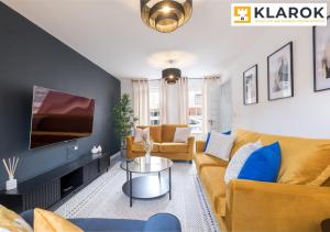 uma sala de estar com um sofá e uma televisão em Four Bedroom Semi Detached House By Klarok Accommodation Peterborough With Free Parking & Garden em Peterborough