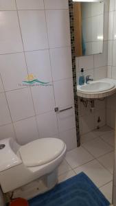 ein Bad mit einem WC und einem Waschbecken in der Unterkunft Posada Villa Mayo Apartamento Familiar a 5 Min de Playa Parguito in Paraguchi