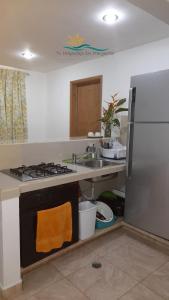 cocina con fogones y fregadero en Posada Villa Mayo Apartamento Familiar a 5 Min de Playa Parguito, en Paraguchi
