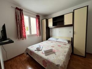 Postel nebo postele na pokoji v ubytování Villa Marina Promajna