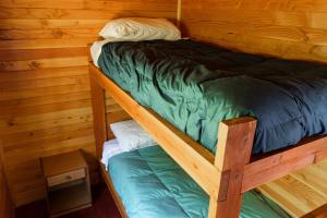 ein paar Etagenbetten in einer Hütte in der Unterkunft Cabañas Mirador Lago Ranco in Lago Ranco