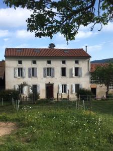 un gran edificio blanco con techo rojo en Les chambres d'Agath'ânes en Ganac