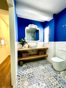 Baño azul con lavabo y aseo en SolGredos, en Arenas de San Pedro