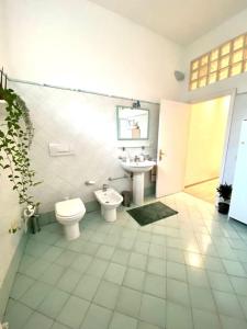 y baño con aseo y lavamanos. en Appartamento vicino al mare- IL GIACINTO, en Civitanova Marche