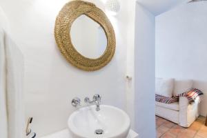 uma casa de banho com um lavatório e um espelho na parede em Casa Formosa - Serena Tradição em Santa Luzia