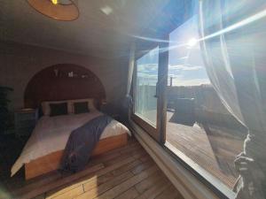 愛丁堡的住宿－Rooftop Retreat，一间卧室设有一张床和一个大窗户