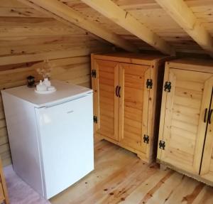 a room with a refrigerator and cabinets in a attic at YEŞİL BAHÇE EVLERİ 