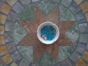 un tazón lleno de hielo azul en la parte superior de un suelo de baldosa en Perla Nera, en Leni