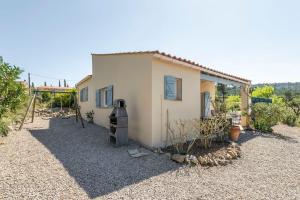 una pequeña casa en un patio con un edificio en Villa Syrah avec piscine privée chauffée à 25 km de la mer, en Coustouge