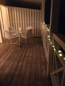 een patio met een tafel en stoelen en een televisie bij Palm breeze: sea view near Jolly Beach in Jolly Harbour