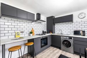 a kitchen with a washer and dryer at Hot Deal - Luxury Apartment close to Leeds City Centre in Leeds