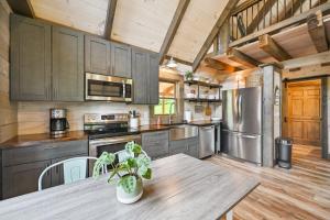 eine Küche mit Küchengeräten aus Edelstahl und Holzböden in der Unterkunft Modern Willis Cabin Retreat 24-Acre Working Farm! in Willis