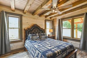 Schlafzimmer mit einem Bett und einem Deckenventilator in der Unterkunft Modern Willis Cabin Retreat 24-Acre Working Farm! in Willis