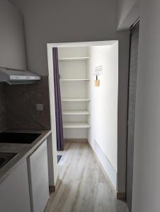 Zimmer mit einem Schrank und weißen Regalen in der Unterkunft Comfortable studio of 18 m for 2 people in Montpellier
