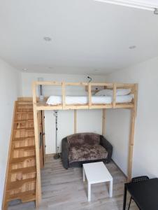 Zimmer mit 2 Etagenbetten und einer Bank in der Unterkunft Comfortable studio of 18 m for 2 people in Montpellier