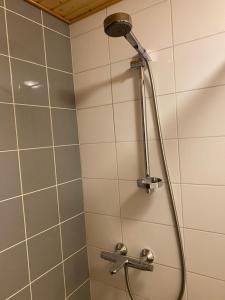 Koupelna v ubytování Rauhallinen asunto, sauna ja iso parveke - raitiovaunureitin varrella + 24 fotografií