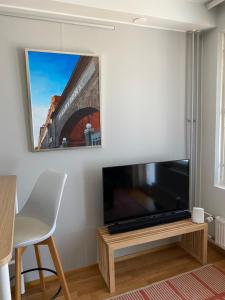 TV a/nebo společenská místnost v ubytování Rauhallinen asunto, sauna ja iso parveke - raitiovaunureitin varrella