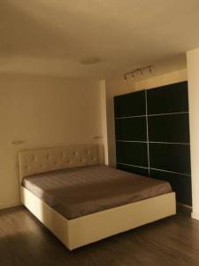 una camera da letto con un grande letto con porte verdi di NIDO DI ELEONORA a Poggio