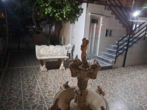 uma fonte no pátio de uma casa com um banco em Maison santa pola em Santa Pola