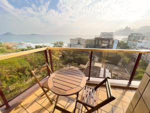 uma varanda com uma cadeira e vista para o oceano em Camarote VIP Vista Mar e Por do Sol em Ipanema A1-009 no Rio de Janeiro