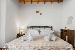 een slaapkamer met een bed met handdoeken erop bij Lefkes Apartment in Lygia