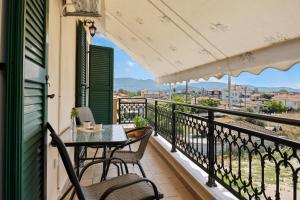een balkon met een tafel en stoelen en uitzicht bij Lefkes Apartment in Lygia