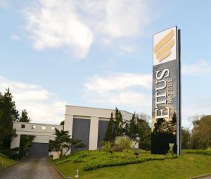 a sign in front of a building at Ettus in Caxias do Sul