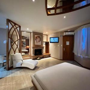 Ettus في كاكسياس دو سول: غرفة كبيرة بها سرير ومرآة