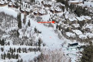 un pueblo cubierto de nieve con una pista de esquí con casas en Deer Valley Chalet en Park City