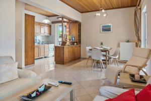 een woonkamer met een bank en een tafel bij Lefkes Apartment in Lygia