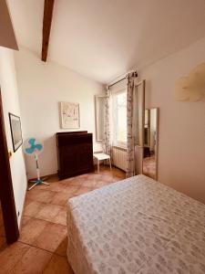 - une chambre avec un lit, une commode et une fenêtre dans l'établissement Eremomarino apartment, à Livourne