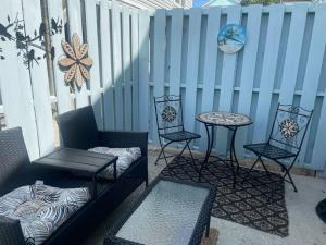 een patio met stoelen en een tafel en stoelen bij Cast Away -- 3 Blocks to Surfside Beach and Dining in Myrtle Beach