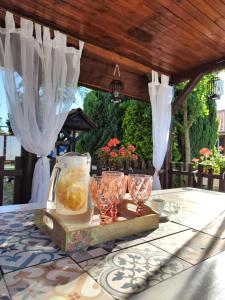 einen Tisch mit Brille und ein Glas Essen drauf in der Unterkunft Kuća za odmor Iva in Turija