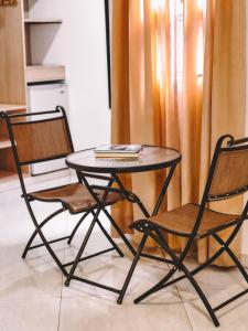 una mesa y dos sillas con un libro. en Hotel Radoa, en El Banco