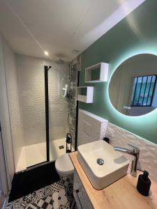 uma casa de banho com um lavatório, um WC e um espelho. em STUDIO OSAKA - HYPER CENTRE LORIENT em Lorient