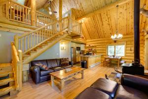 Gallery image of Secluded Log Cabin in NW Michigan Hot Tub and Deck in Evart