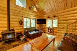 Cabaña de madera con sala de estar con chimenea en Secluded Log Cabin in NW Michigan Fire Pit and Deck, en Evart